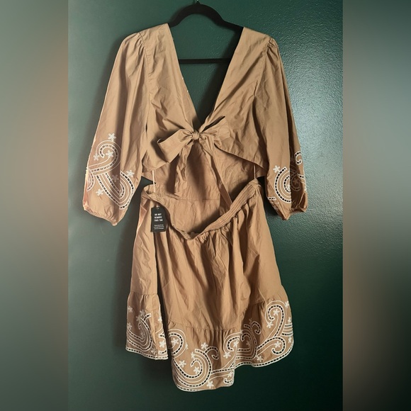 Express Tan with White Embroidery Design and Cut-Out Back with Tie | Size XL - Picture 5 of 8